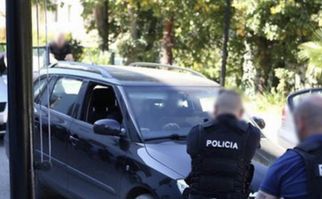 Kombinat/ Të shtëna me armë zjarri, policia vihet në kërkim të 28-vjeçarit