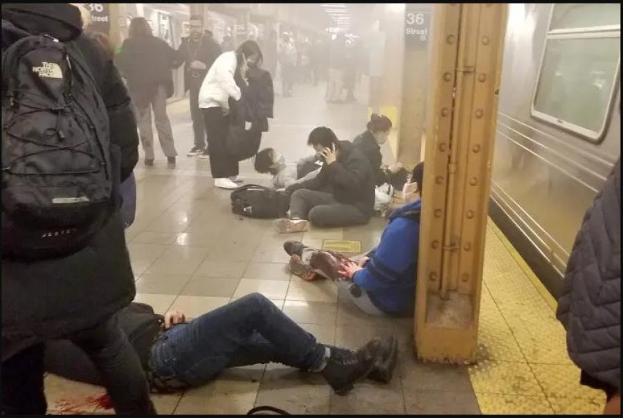 FOTO/ Shpërthim në metro në New York, dyshohet për sulm terrorist