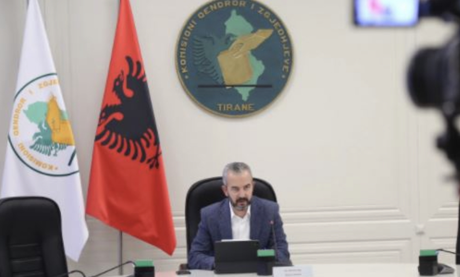 Posta nuk i gjen dot ku i kanë zyrat,  94 partitë politike