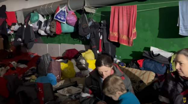 Të bllokuar në bunkerin nëntokësor të Mariupolit me gra e fëmijë, luftëtarët ukrainas publikojnë video