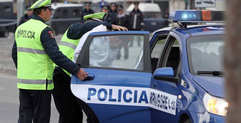 Rrahën punonjësit e policisë rrugore, prangosen dy të shpallurit në kërkim