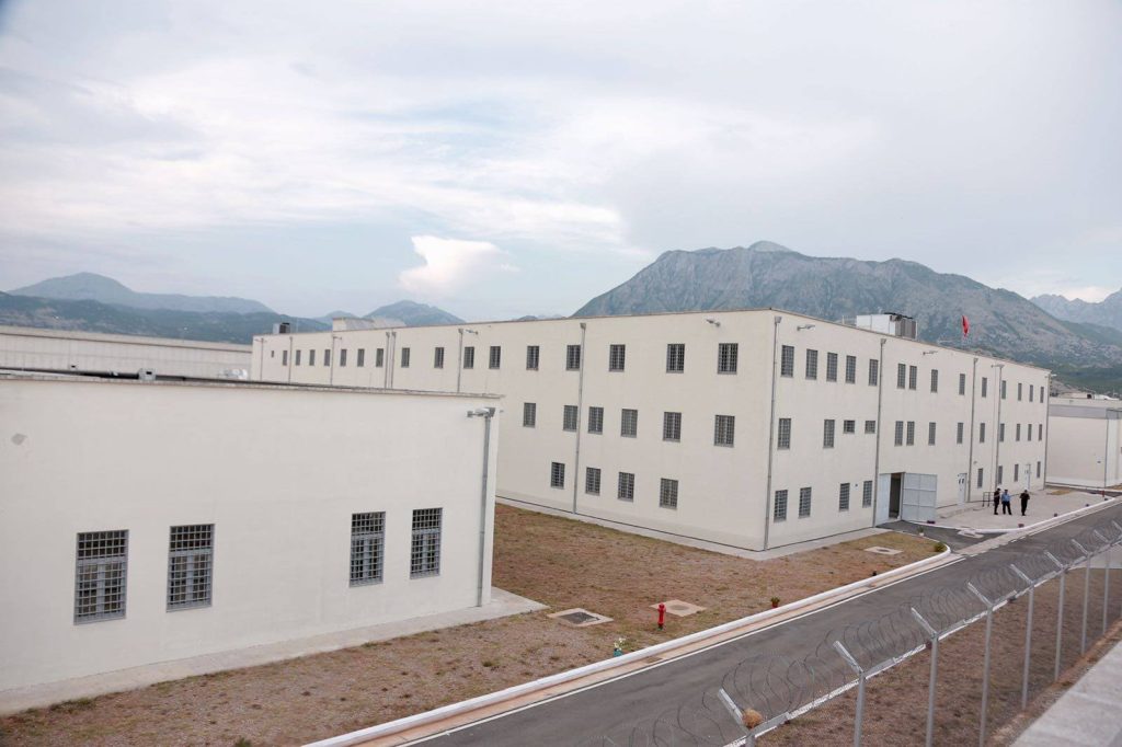 Drejtori i burgut në Reç, vidhte karburant dhe fuste sende të ndaluara!