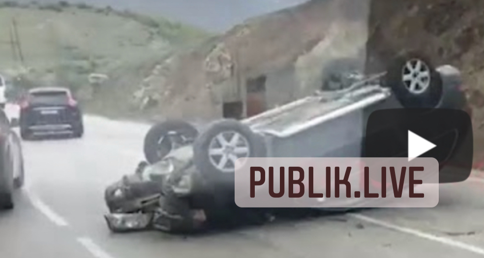 VIDEO/ Aksident në Qafë-Thanë, makina humb kontrollin dhe përmbyset në rrugë. Shikoni pamjet