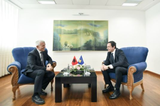 Kryeministri Albin Kurti takohet me ambasadorin e Shqipërisë në Kosovë