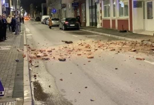 Qytetarët dalin në rrugë dhe tregojnë sa zgjati tërmeti i fuqishëm