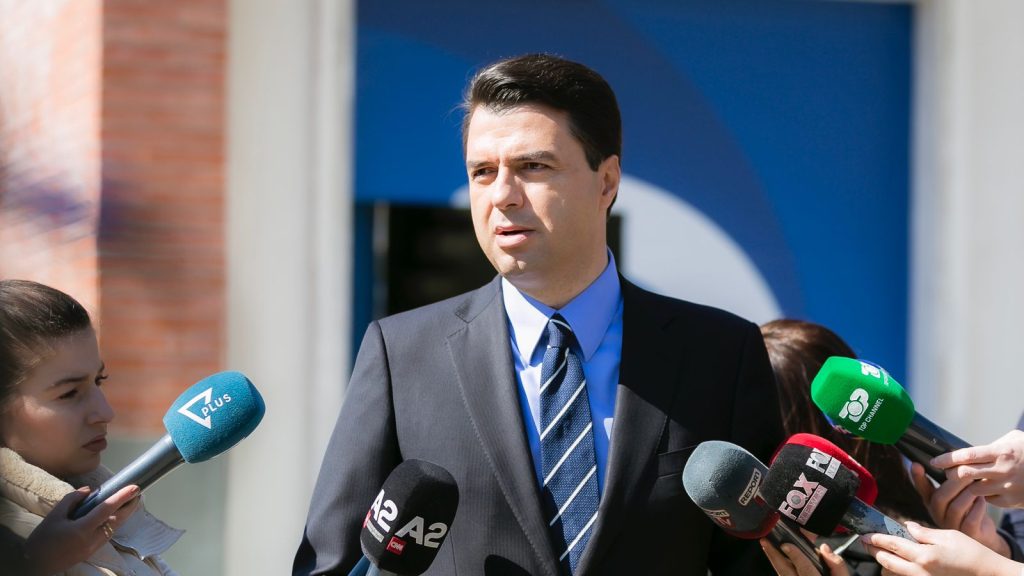 Shpallja “non grata” e Aqif Rakipit/ Basha: Rama i “fitoi” zgjedhjet me Qifen e Doshin