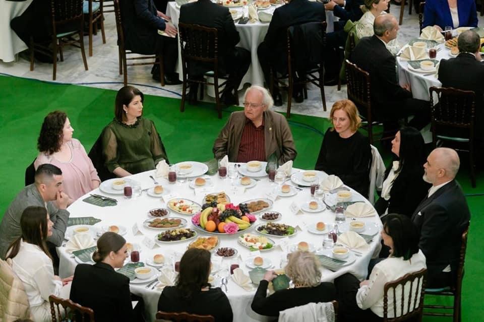 Iftari i kryeministrit dhe dy  biznesmenët e ftuar