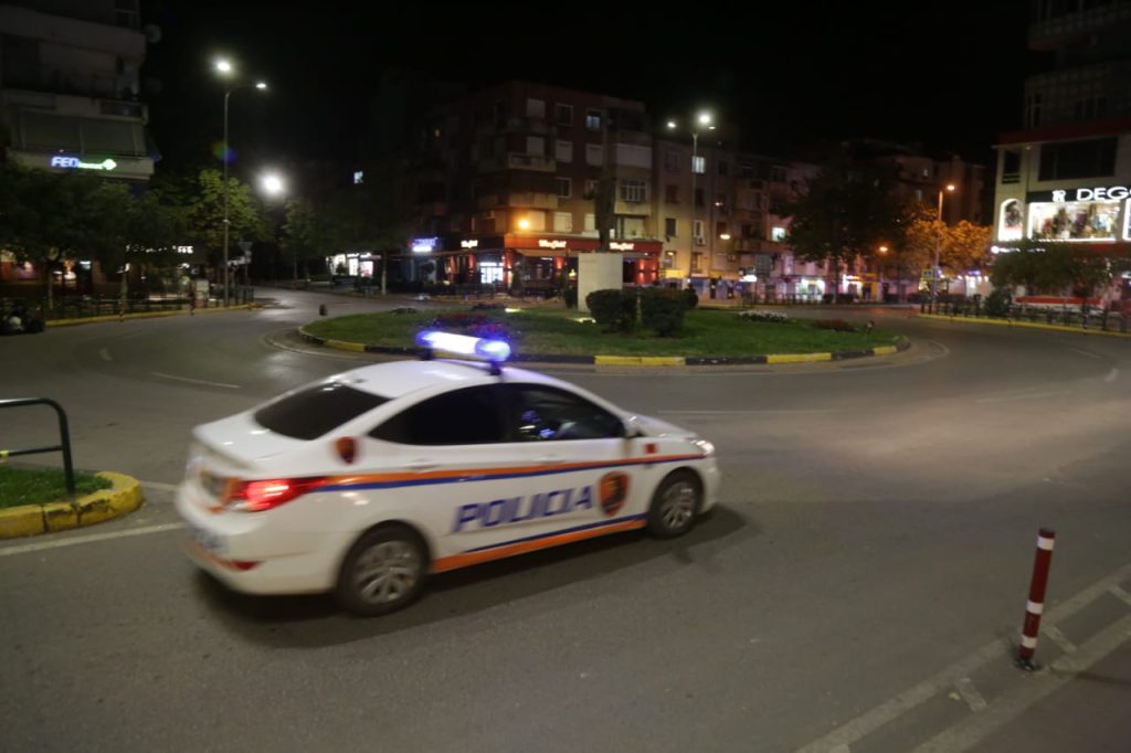 Sherr në një lokal nate në Tiranë, kërcet arma. 39-vjeçari përfundon i plagosur tek Trauma.
