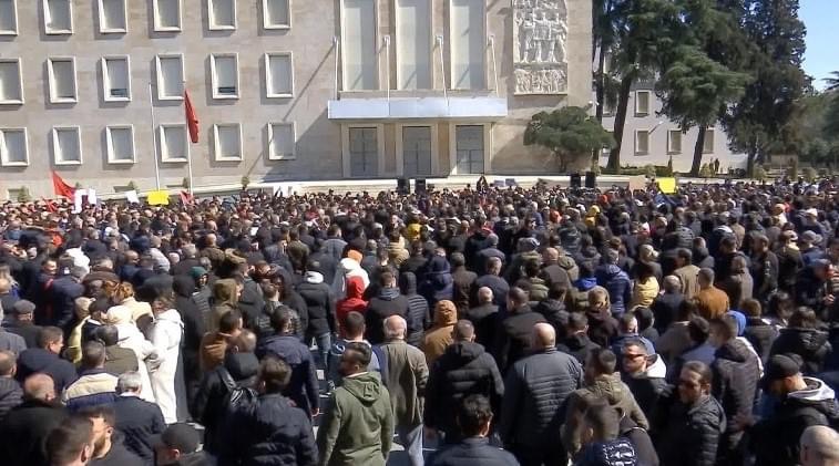 ‘Kriza ekonomike’, studentët paralajmërojnë protesta: Të ardhurat janë të pamjaftueshme
