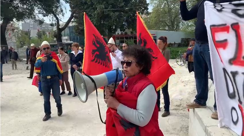 Shoqëria civile  protestë për projektin e sheshit të flamurit në Vlorë: Të kemi transparencë …