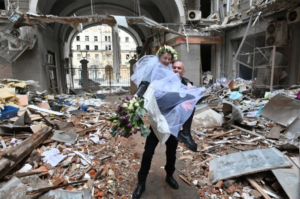 Celebrimi në kohë lufte  i çiftit ukrainas
