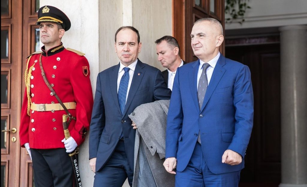 Presidenti Meta i uron shërim të shpejtë Bujar Nishanit: Lutem të rikthehesh sa më parë pranë familjes