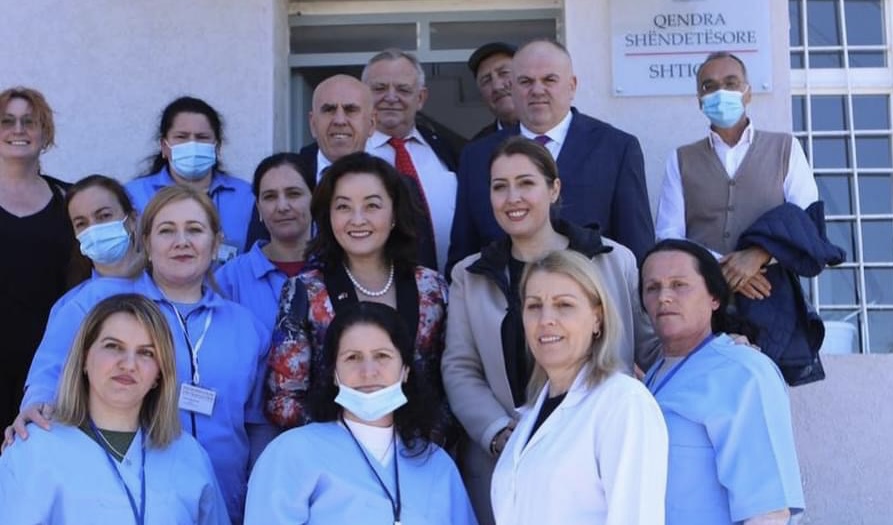 Ambasadorja Yuri Kim dhe Ogerta  Manastirliu vizitë në Bashkinë e Kukësit
