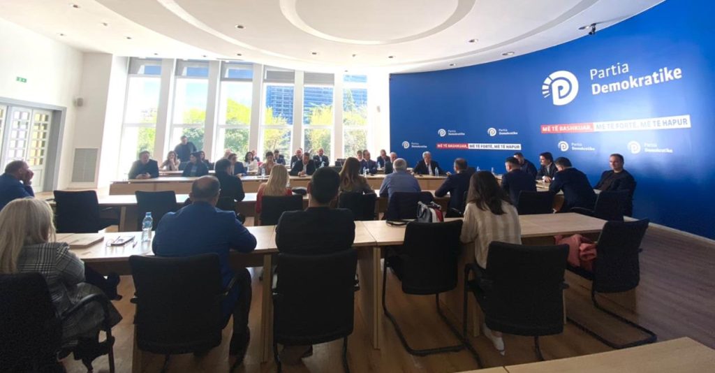 Deputeti i PD i ashpër në mbledhjen e Grupit:Ky nuk është bashkim, por mashtrim