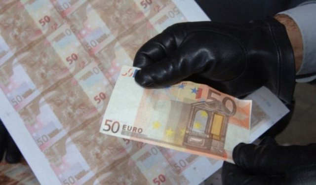 Pranga 5 adoleshentëve në Tiranë për euro false
