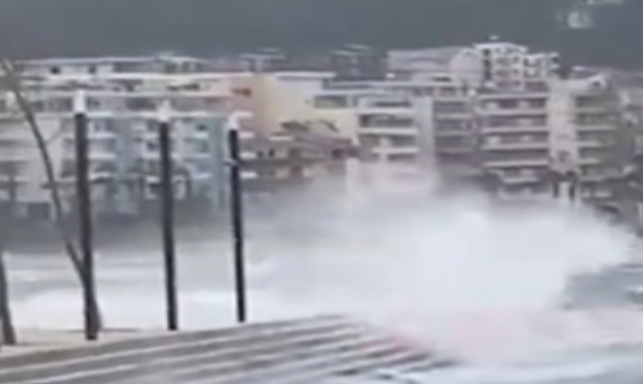 Moti i keq sjell problematika në Vlorë, trageti nuk ankorohet në port! 77 persona në bord