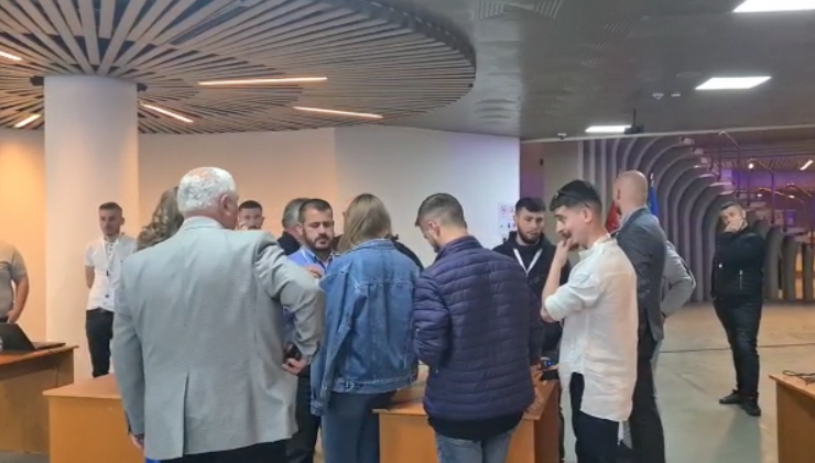 Sot Kuvendi i PD i thirrur nga Komisioni i Rithemelimit/ Votohet dhe për Këshillin Kombëtar, delegatët bëjnë check-in, deputetët…