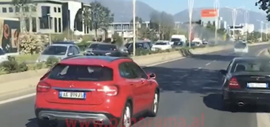 Aksident masiv në autostradën Tiranë-Durrës, 4 automjete përplasen me njëra tjetrën
