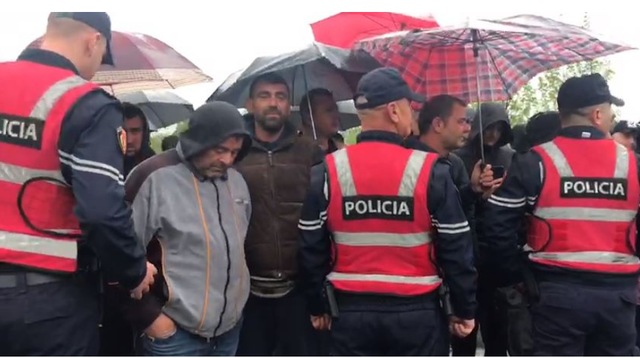 Rruga e Rinasit me një sens lëvizjeje/  Banorët në protestë: Na kanë izoluar, do të bllokojmë aeroportin