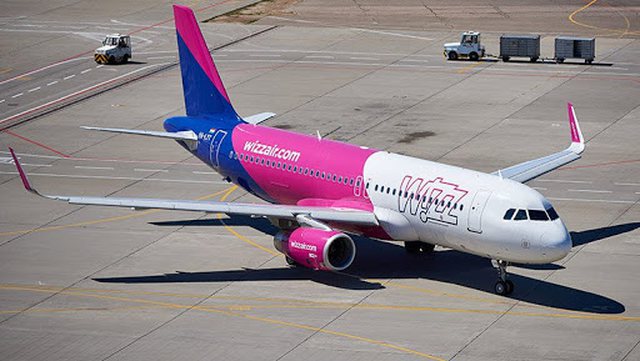 Video-Avioni Wizz Air pëson defekt/ 250 udhëtarë mbeten në Pisa