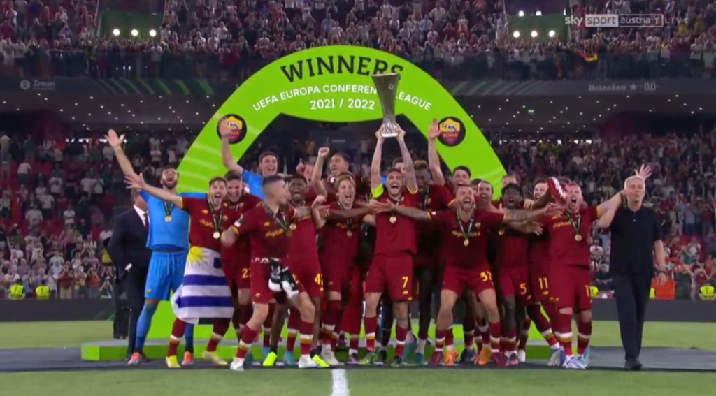 VIDEO/ Roma kurorëzon suksesin në finalen e Tiranës, Pelegrini ngre trofeun e Ligës së Konferencës