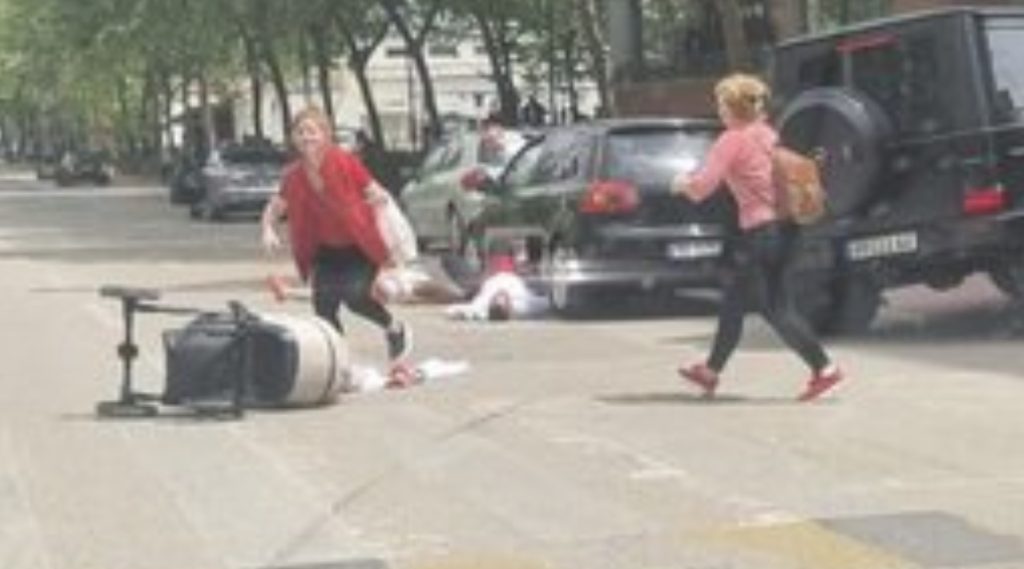 Video/ Momenti kur automjeti  përplasi bashkëshortët dhe femijën me karrocë