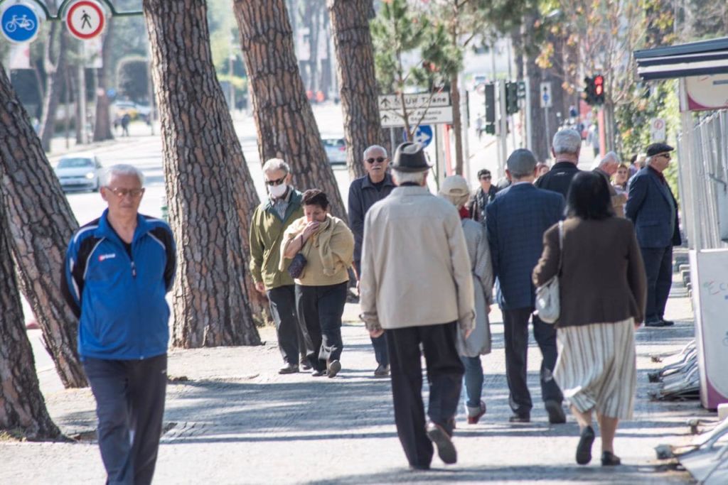 Covid-19 ka shkurtuar më shumë jetëgjatësinë e personave që jetojnë në Elbasan dhe Tiranë