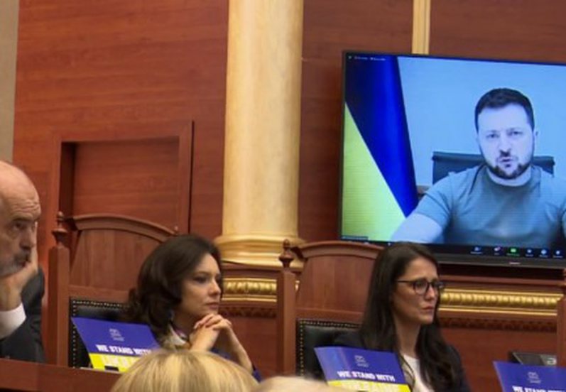 “Njerëzit flenë në tokë”/ Zelensky rrëqeth në Kuvend: Rusët u mbushin këpucët me ujë dhe i lënë në të ftohtë