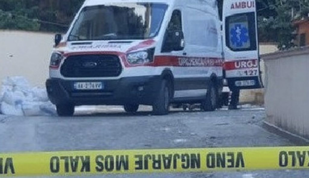 E rëndë/ Bie nga lartësia e një pallati, ndërron jetë një person në Tiranë
