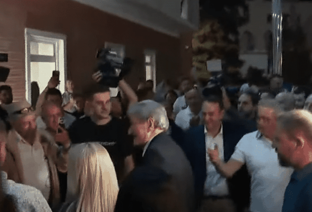 “O hero, e gjithë Shqipëria ty të do”, Sali Berisha rikthehet pas 9 vitesh si kryetar në selinë e PD