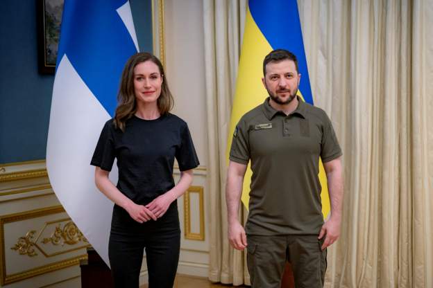 Vizitë e papritur në Ukrainë/ Kryeministrja e Finlandës me takohet me Presidentin Zelensky, lëviz me jelek antiplumb në zonat e shkatërruara
