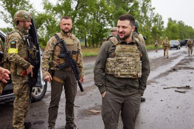 Presidenti Zelensky lë Kievin dhe viziton ushtarët ukrainas në frontin e luftës: Ju falenderoj për shërbimin, keni rrezikuar shumë për vendin tonë