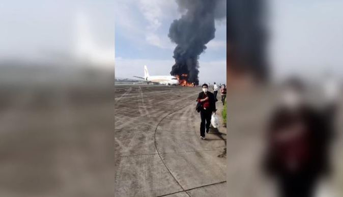VIDEO/ Pati probleme gjatë ngritjes, shpërthen në flakë aeroplani me 113 pasagjerë në bord