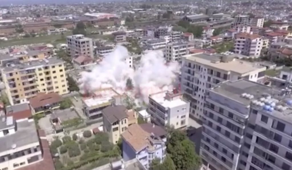 VIDEO/ Me 8 kg tritol, shembet me shpërthim të kontrolluar pallati 6-katësh në zonën plazhit