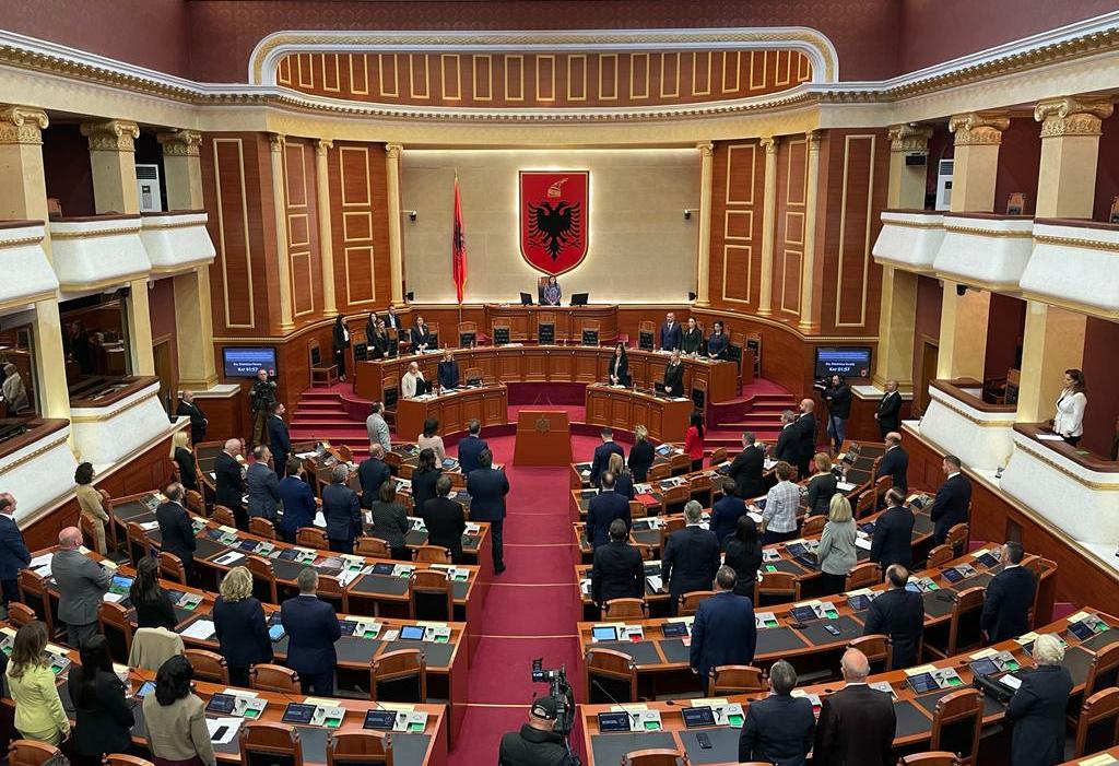 Sali Berisha sulmon Vuçiçin nga salla e parlamentit: Është një Putin i vogël, mund të përsërisë genocidin e Serbrenicës në çdo kohë