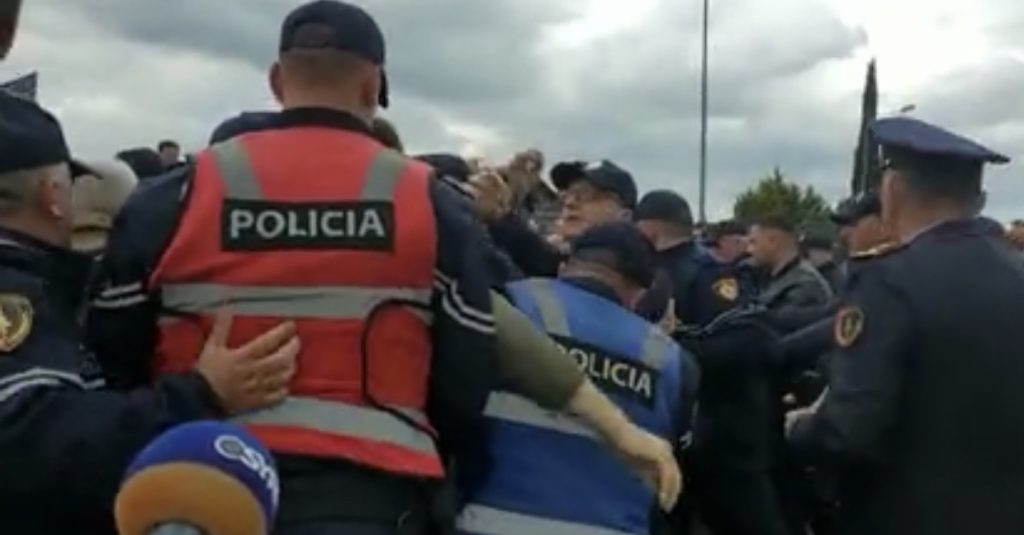 Protesta në rrugën e Rinasit/ Petrit Vasili: Rama dhe qeveria po izolojnë veriun, policia dhunon banorët shtazërisht