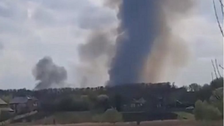 VIDEO/ Shpërthen në flakë fabrika ushtarake ruse në kufi me Ukrainën, reja gjigante e tymit mbulon qytetin
