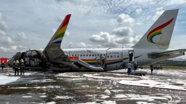 Video/ Rrëshqiti nga pista dhe u përfshi nga flakët, mbi 40 të plagosur në bordin e avionit