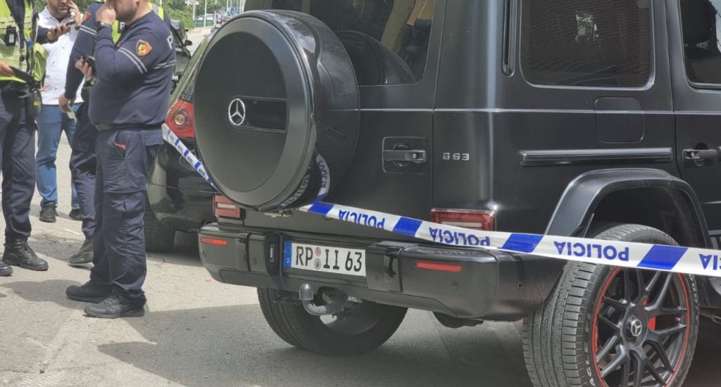 Drejtonte mjetin pa patentë, u fut me semafor të kuq dhe braktisi mjetin pasi përplasi çiftin bashkë me fëmijën në Tiranë!