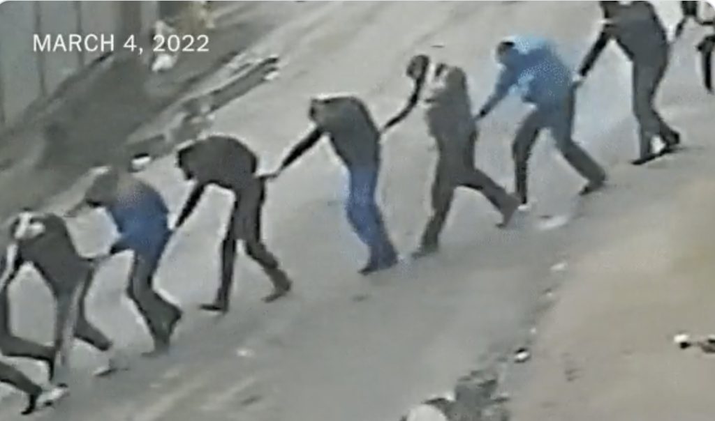 Mizoritë e rusëve në Bucha, New York Times publikon videon: Momenti kur 8 robë lufte çohen drejt vdekjes