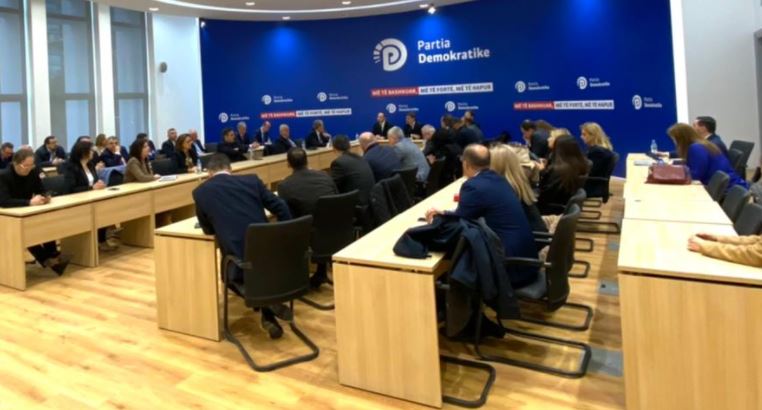 Përçarja në Partinë Demokratike, si u ndanë deputetët e selisë blu! Emrat e demokratëve që nuk njohin Alibeajn dhe ata që i dolën në krah