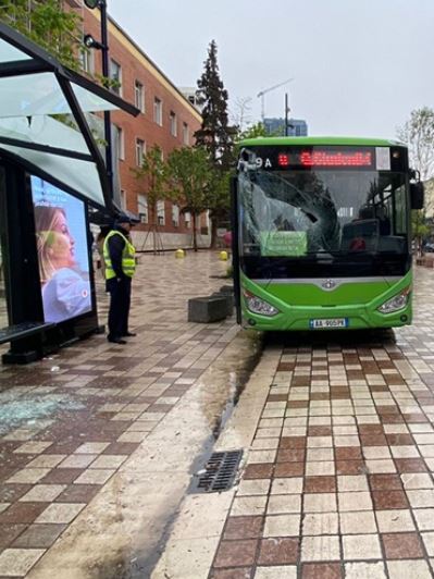 Aksidentohet një tjetër urban në Tiranë