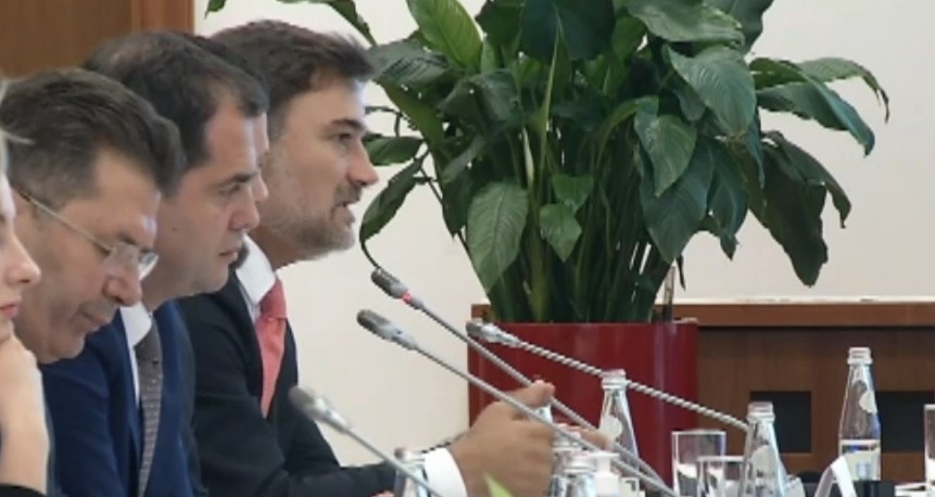 Alibeaj ironizon Gjiknurin: Mund të bëjmë garë se kush e ka kërkuar i pari…