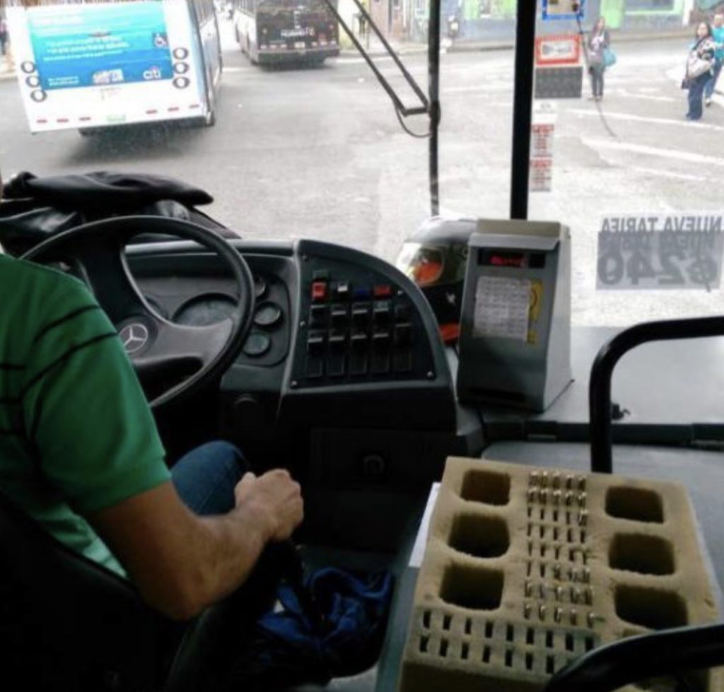Ngacmoi seksualisht pasagjeren minorene në pranga shoferi i autobusit