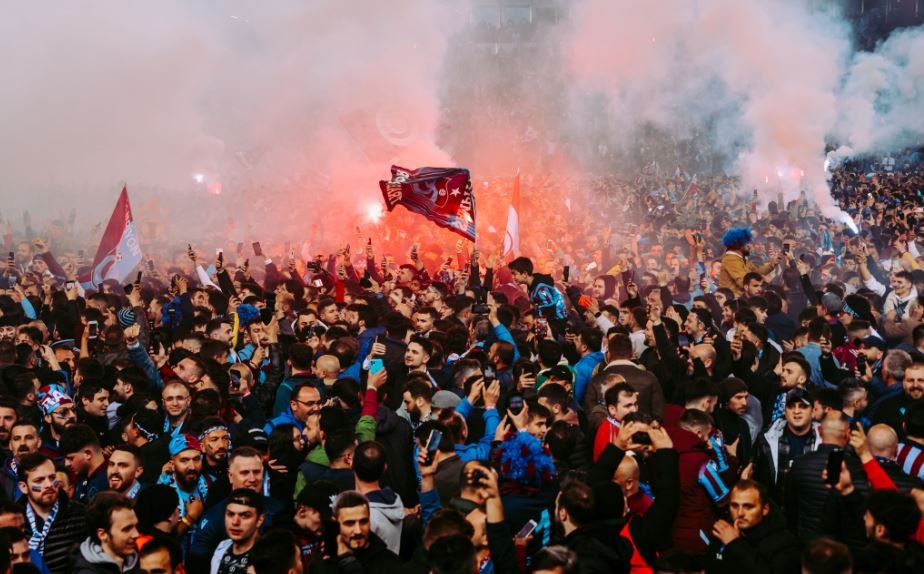 Rikthim te titulli kampion pas 38 vitesh! Tifozët e skuadrës së njohur “pushtojnë” fushën me festën e çmendur