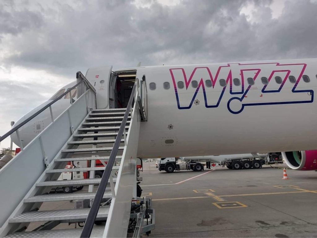 Avioni i “Wizz Air” u godit nga rrufeja? Qytetarja: Ishte shpërthim i fuqishëm