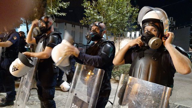 Mediat holandeze mbrojnë huliganët që shkatërruan Tiranën: Ishin tifozët e Romës, plagosën 10 policë