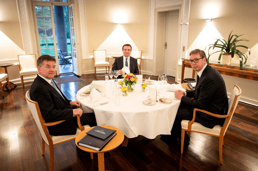 FOTO/ Vuçiç dhe Kurti darkojnë në Berlin! Çfarë po diskutohet për dialogun Kosovë-Serbi. Në tryezë i pranishëm edhe…