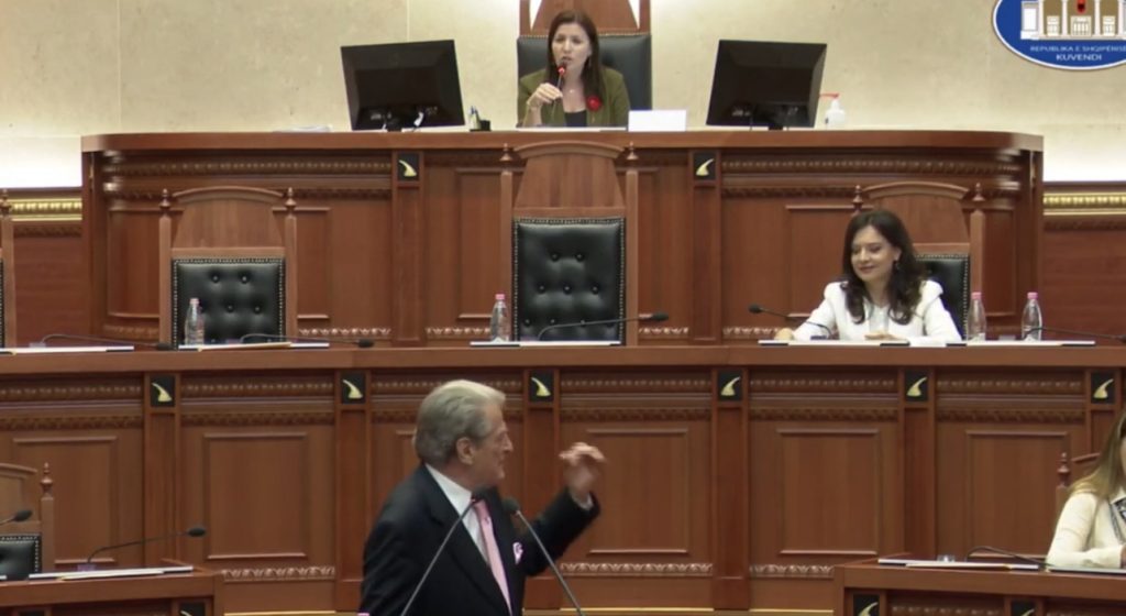 Momentet e tensionit në Kuvend/ Berisha zë foltoren pa iu dhënë fjala, zv.kryetarja: Më ngelet vetëm t’i kërkoj shërbimeve të Gardës…