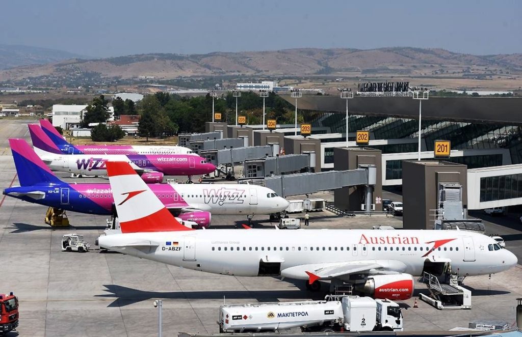 Avioni i nisur nga Shkupi bën ulje të detyruar, ndërron jetë një pasagjer